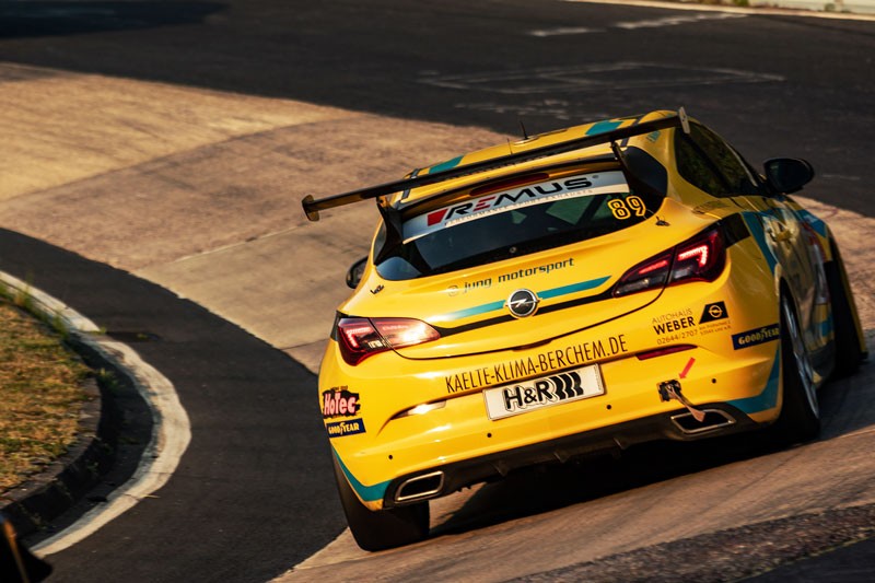 Wir sponsern ein Fahrzeug auf dem eingesetzten Opel Astra Cup der Jung Motorsport GmbH …